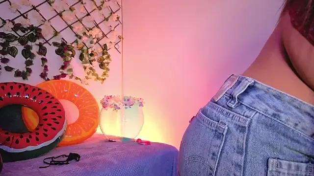 MiaCollinssx from StripChat is Freechat