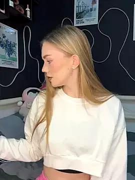 MilaMoone from StripChat is Freechat