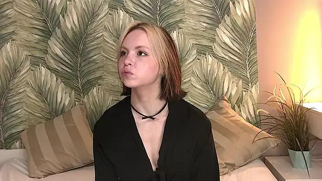 MollyHuntt from StripChat is Freechat