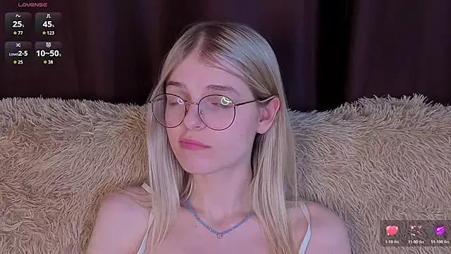 MonicaShiny from StripChat is Freechat