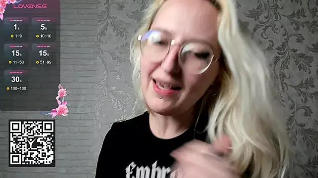 MorryganWoods from StripChat