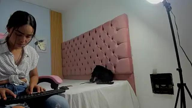 Naomis_35 from StripChat is Freechat