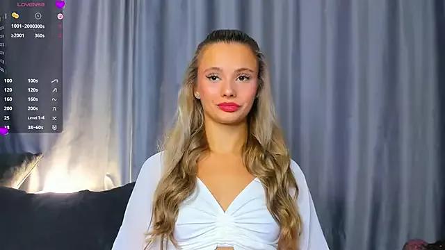 NaughtySeraphine from StripChat is Freechat