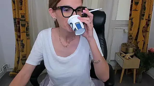 NaughtyWifey1 from StripChat is Freechat