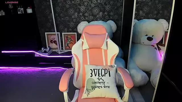 Check out our webcam shows gallery and message on a personal level with our sweet squirt cams hosts, showing off their natural physiques and sex toys.