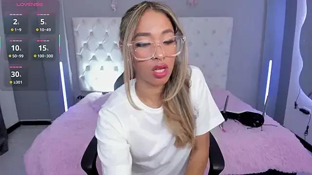 rihanna_brooks from StripChat is Freechat
