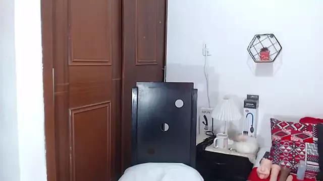 SarahhCooper from StripChat is Freechat