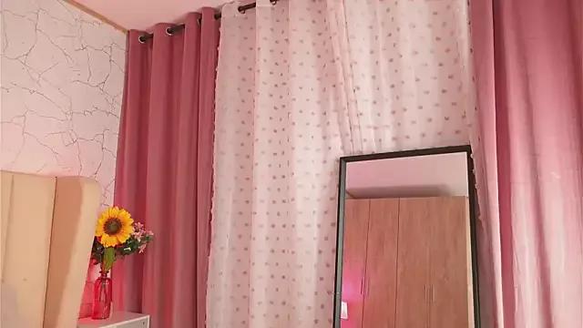 selenebloom from StripChat is Freechat