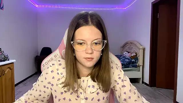 VibeQueenLucy from StripChat is Freechat