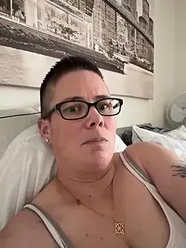 voluptuous-minx from StripChat is Freechat