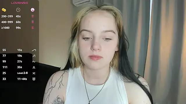 youngloveexe from StripChat is Freechat