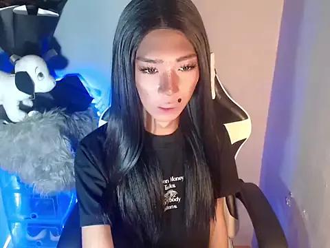 Youremma_laura from StripChat is Freechat